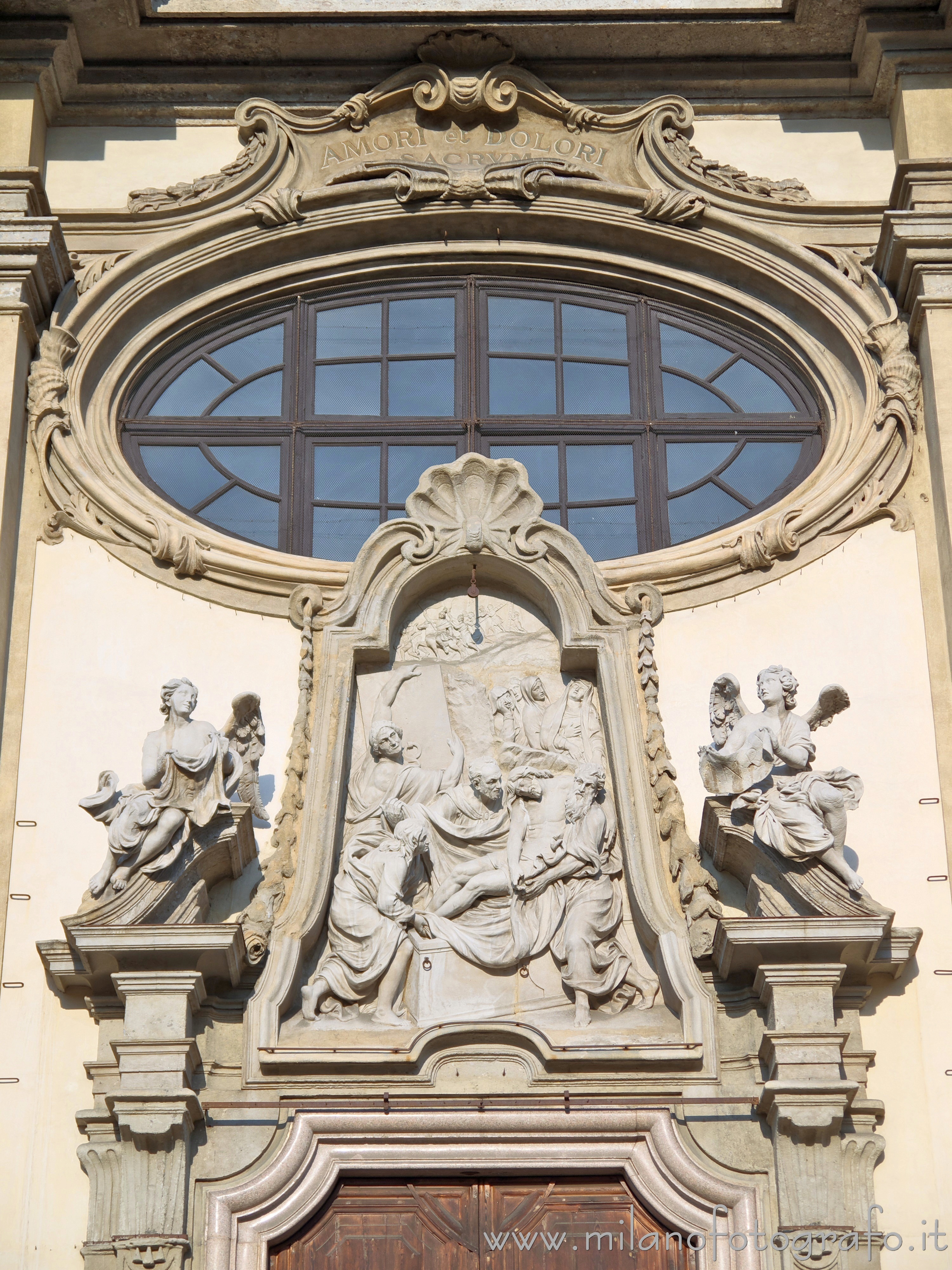 Milano - Decorazioni sopra al portone della Chiesa di Santa Maria della Passione